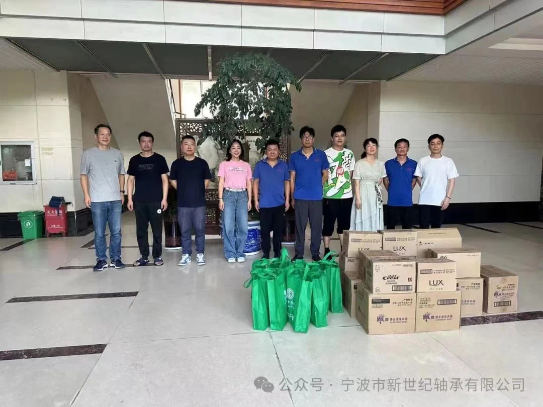 Ningbo New Century podshipniklari yozda salqinlik va ehtiyotkorlik bilan odam...